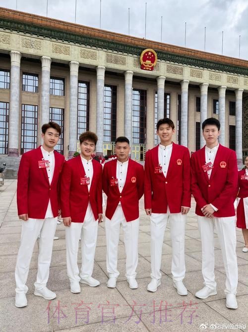 传承与祝福——中国男足与U12小球员亲切合影 传承与祝福——中国男足与U12小球员亲切合影